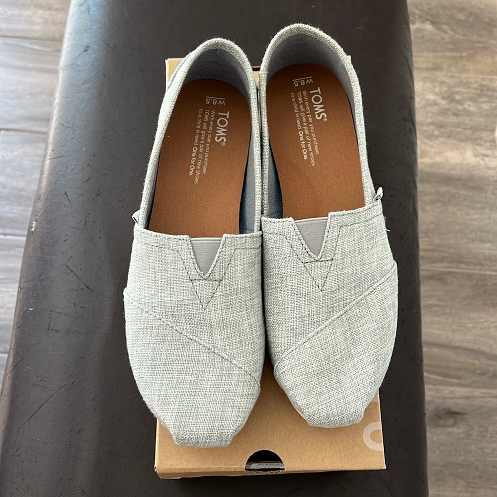 NWT TOMS Classic